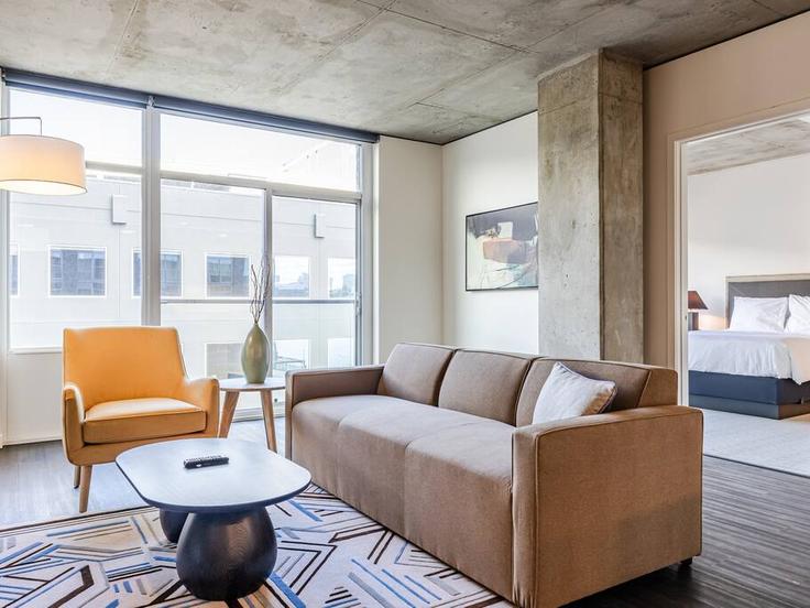 Sala de estar elegantemente projetada com móveis modernos em um apartamento no Building Northwest Naito Parkway - sentralthesutton - 1226764 em Portland, Portland