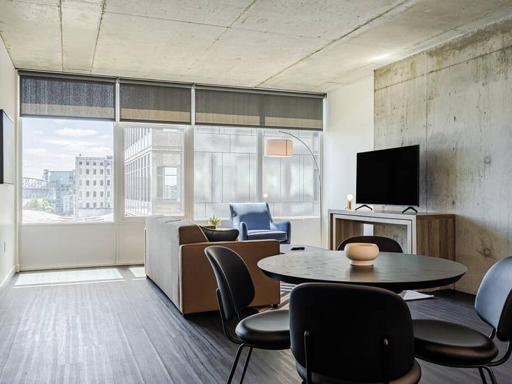 Building Northwest Naito Parkway - sentralthesutton - 1226765 adresindeki bir dairede modern mobilyalarla zarif bir şekilde tasarlanmış oturma odası Portland, Portland Building Northwest Naito Parkway - sentralthesutton - 1226765 adresindeki bir dairede modern mobilyalarla zarif bir şekilde tasarlanmış oturma odası Portland, Portland