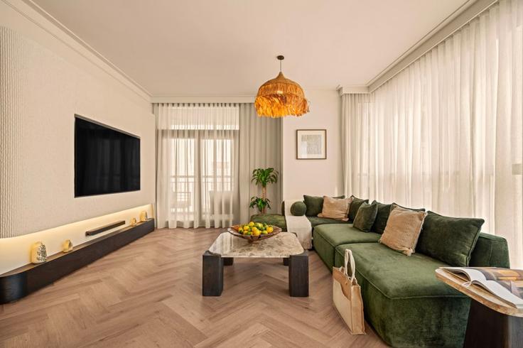 Salle de séjour élégante avec mobilier moderne dans un appartement à Building Tariaq Bedon Esm - seraya-stays - 1499446 à Al Kheeran First, Dubai