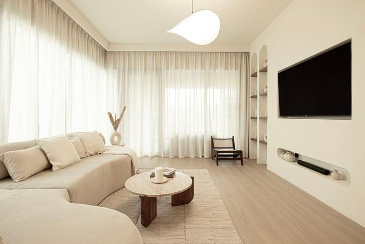 Elegant gestaltetes Wohnzimmer mit moderner Einrichtung in einer Wohnung im Building Tariaq Bedon Esm - seraya-stays - 1499397 in Zaa'beel Second, Dubai