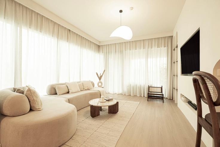 Elegant gestaltetes Wohnzimmer mit moderner Einrichtung in einer Wohnung im Building Tariaq Bedon Esm - seraya-stays - 1499397 in Zaa'beel Second, Dubai
