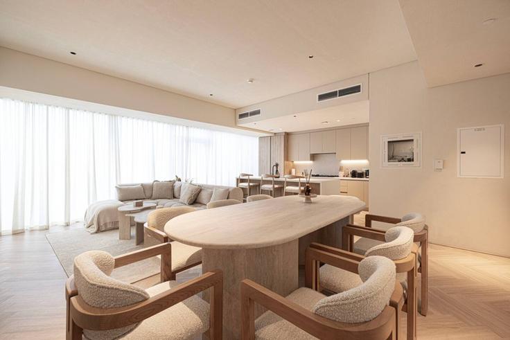 Salle de séjour élégante avec mobilier moderne dans un appartement à Building Marasi Drive - seraya-stays - 1499398 à Business Bay, Dubai
