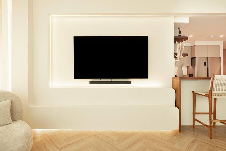 Elegant gestaltetes Wohnzimmer mit moderner Einrichtung in einer Wohnung im Building Tariaq Bedon Esm - seraya-stays - 1499401 in Zaa'beel Second, Dubai