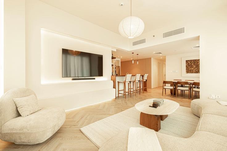 Elegant gestaltetes Wohnzimmer mit moderner Einrichtung in einer Wohnung im Building Tariaq Bedon Esm - seraya-stays - 1499401 in Zaa'beel Second, Dubai