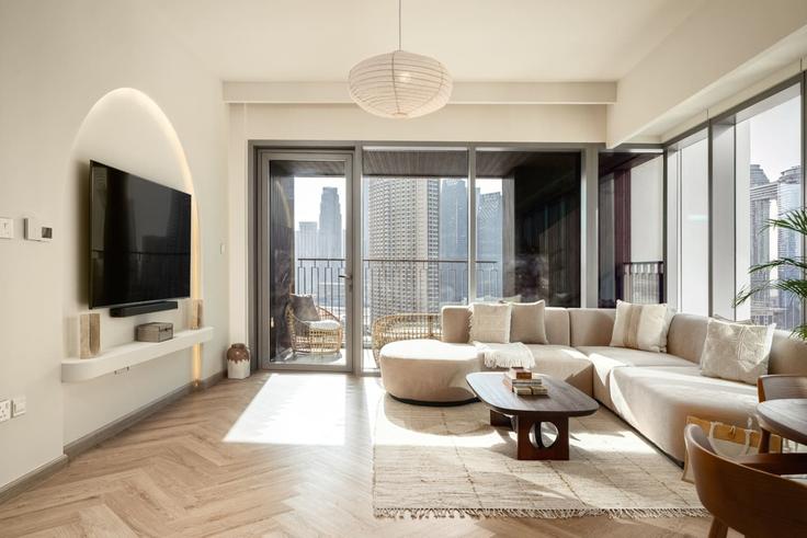 Elegant gestaltetes Wohnzimmer mit moderner Einrichtung in einer Wohnung im Building Tariaq Bedon Esm - seraya-stays - 1499403 in Zaa'beel Second, Dubai