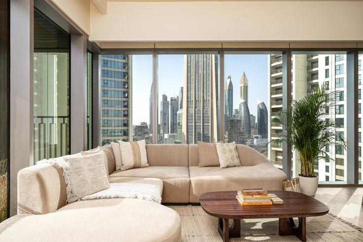 Elegant gestaltetes Wohnzimmer mit moderner Einrichtung in einer Wohnung im Building Tariaq Bedon Esm - seraya-stays - 1499403 in Zaa'beel Second, Dubai