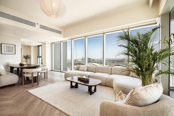 Elegant gestaltetes Wohnzimmer mit moderner Einrichtung in einer Wohnung im Building Tariaq Bedon Esm - seraya-stays - 1499405 in Zaa'beel Second, Dubai