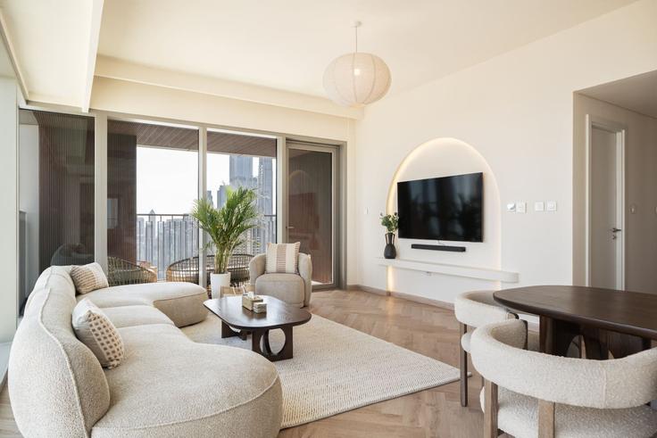 Elegant gestaltetes Wohnzimmer mit moderner Einrichtung in einer Wohnung im Building Tariaq Bedon Esm - seraya-stays - 1499405 in Zaa'beel Second, Dubai