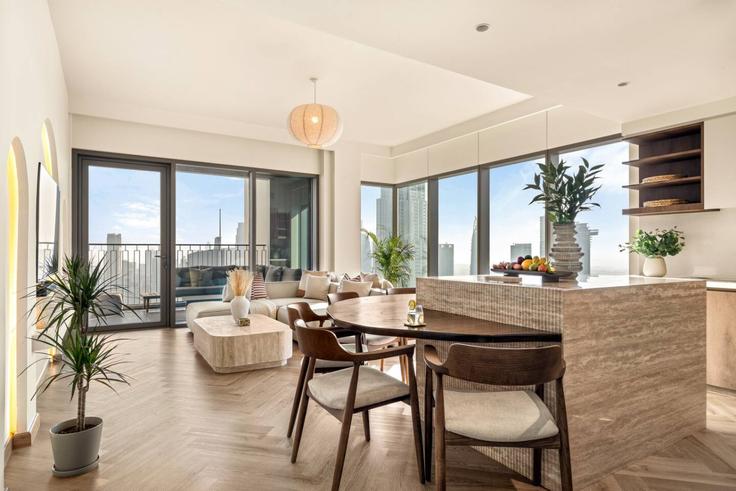 Sala de estar elegantemente projetada com móveis modernos em um apartamento no Building Tariaq Bedon Esm - seraya-stays - 1499407 em Za'abeel, Dubai