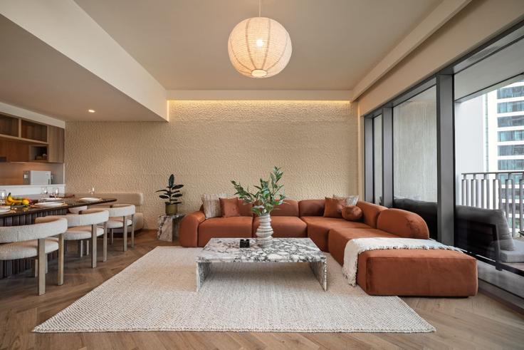 Sala de estar elegantemente projetada com móveis modernos em um apartamento no Building Tariaq Bedon Esm - seraya-stays - 1499409 em Za'abeel, Dubai