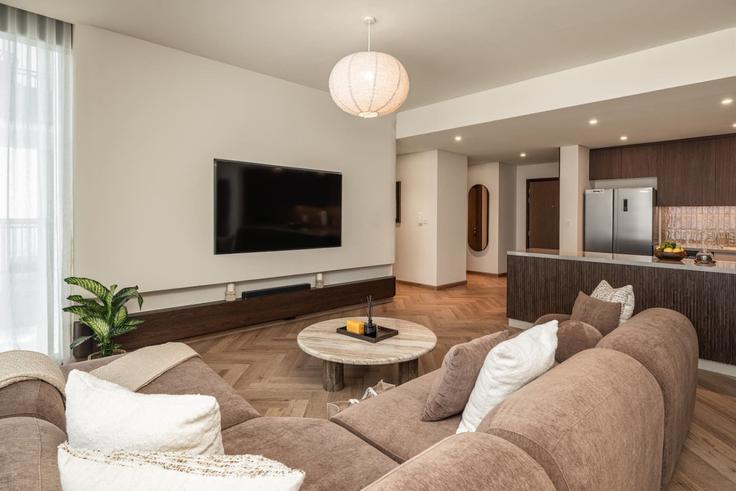 Elegant gestaltetes Wohnzimmer mit moderner Einrichtung in einer Wohnung im Building Tariaq Bedon Esm - seraya-stays - 1499412 in Dubai Marina, Dubai