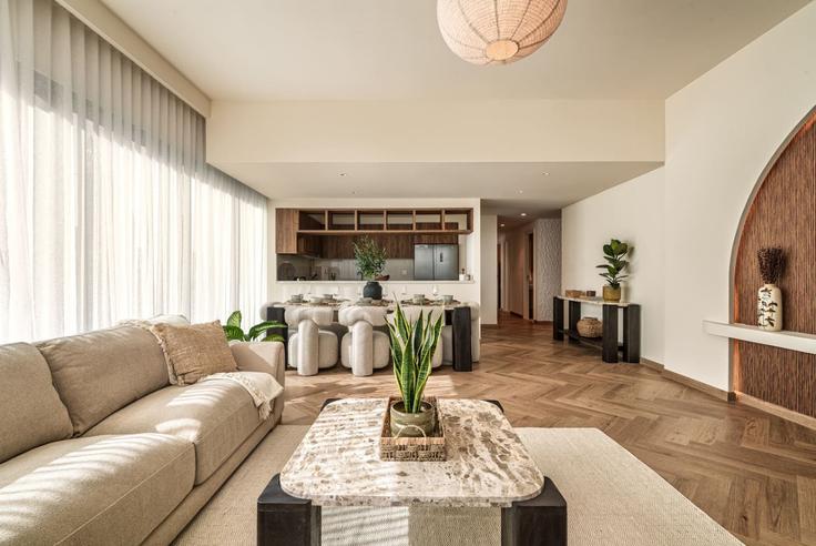 Elegant gestaltetes Wohnzimmer mit moderner Einrichtung in einer Wohnung im Building Tariaq Bedon Esm - seraya-stays - 1499414 in Zaa'beel Second, Dubai