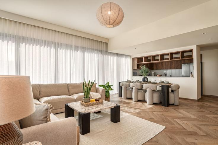 Elegant gestaltetes Wohnzimmer mit moderner Einrichtung in einer Wohnung im Building Tariaq Bedon Esm - seraya-stays - 1499414 in Zaa'beel Second, Dubai