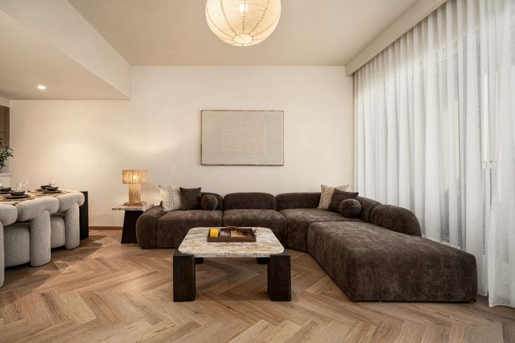 Elegant gestaltetes Wohnzimmer mit moderner Einrichtung in einer Wohnung im Building Tariaq Bedon Esm - seraya-stays - 1499415 in Zaa'beel Second, Dubai