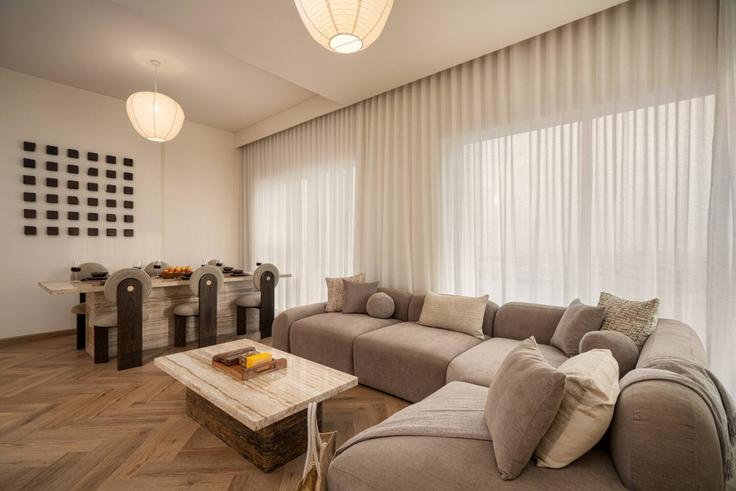 Business Bay, Dubai에 위치한 Building Marasi Drive - seraya-stays - 1499445 유닛의 세련된 인테리어가 돋보이는 거실 Business Bay, Dubai에 위치한 Building Marasi Drive - seraya-stays - 1499445 유닛의 세련된 인테리어가 돋보이는 거실