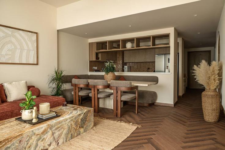 Elegant gestaltetes Wohnzimmer mit moderner Einrichtung in einer Wohnung im Building Tariaq Bedon Esm - seraya-stays - 1499418 in Zaa'beel Second, Dubai