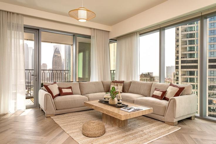 Sala de estar elegantemente projetada com móveis modernos em um apartamento no Building Tariaq Bedon Esm - seraya-stays - 1499420 em Za'abeel, Dubai