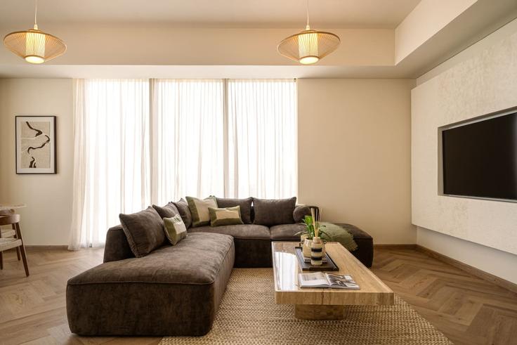 Elegante sala de estar con mobiliario moderno en un apartamento en Building Tariaq Bedon Esm - seraya-stays - 1499421 en Dubai Marina, Dubai Elegante sala de estar con mobiliario moderno en un apartamento en Building Tariaq Bedon Esm - seraya-stays - 1499421 en Dubai Marina, Dubai