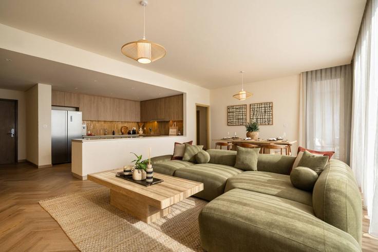 Elegant gestaltetes Wohnzimmer mit moderner Einrichtung in einer Wohnung im Building Tariaq Bedon Esm - seraya-stays - 1499422 in Dubai Marina, Dubai