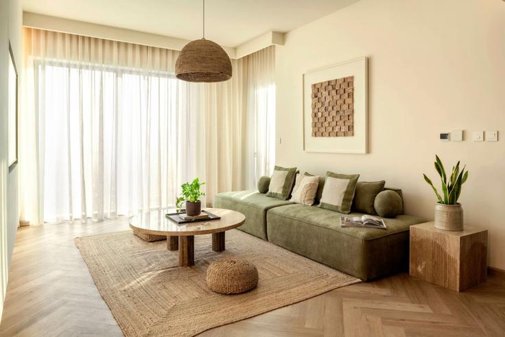 Elegant gestaltetes Wohnzimmer mit moderner Einrichtung in einer Wohnung im Building Tariaq Bedon Esm - seraya-stays - 1499426 in Zaa'beel Second, Dubai