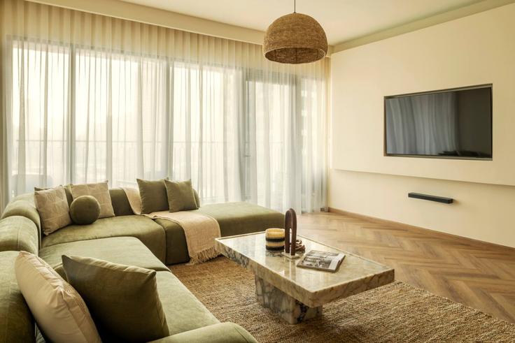 Salle de séjour élégante avec mobilier moderne dans un appartement à Building Tariaq Bedon Esm - seraya-stays - 1499428 à Za'abeel, Dubai