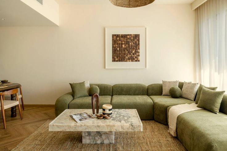 Sala de estar elegantemente projetada com móveis modernos em um apartamento no Building Tariaq Bedon Esm - seraya-stays - 1499428 em Za'abeel, Dubai