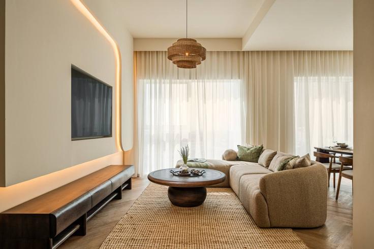 Business Bay, Dubai에 위치한 Building Marasi Drive - seraya-stays - 1499430 유닛의 세련된 인테리어가 돋보이는 거실 Business Bay, Dubai에 위치한 Building Marasi Drive - seraya-stays - 1499430 유닛의 세련된 인테리어가 돋보이는 거실