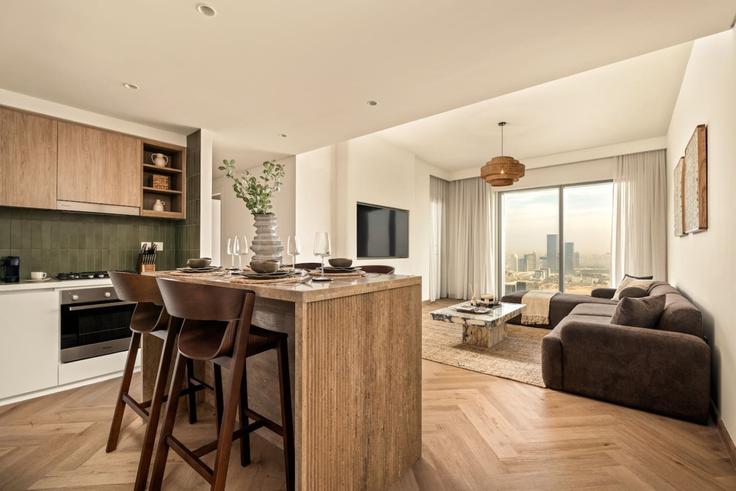 Sala de estar elegantemente projetada com móveis modernos em um apartamento no Building Tariaq Bedon Esm - seraya-stays - 1499431 em Za'abeel, Dubai