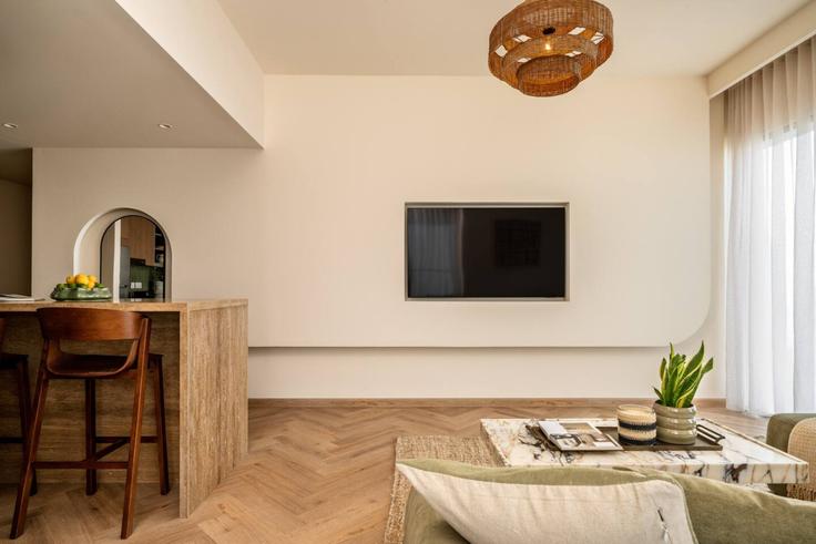 Sala de estar elegantemente projetada com móveis modernos em um apartamento no Building Tariaq Bedon Esm - seraya-stays - 1499432 em Za'abeel, Dubai