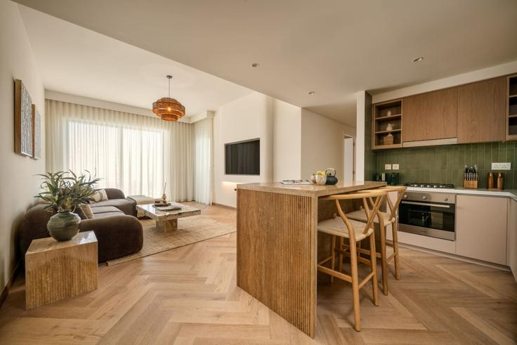 Elegant gestaltetes Wohnzimmer mit moderner Einrichtung in einer Wohnung im Building Tariaq Bedon Esm - seraya-stays - 1499433 in Zaa'beel Second, Dubai