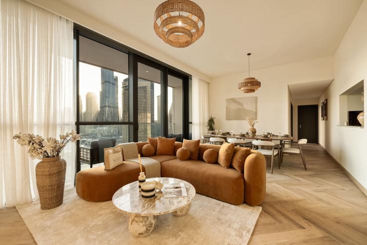 Elegant gestaltetes Wohnzimmer mit moderner Einrichtung in einer Wohnung im Building Financial Center street - seraya-stays - 1499436 in Zaa'beel Second, Dubai