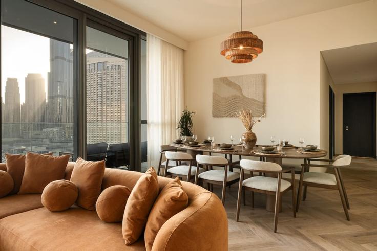 Elegant gestaltetes Wohnzimmer mit moderner Einrichtung in einer Wohnung im Building Financial Center street - seraya-stays - 1499436 in Zaa'beel Second, Dubai