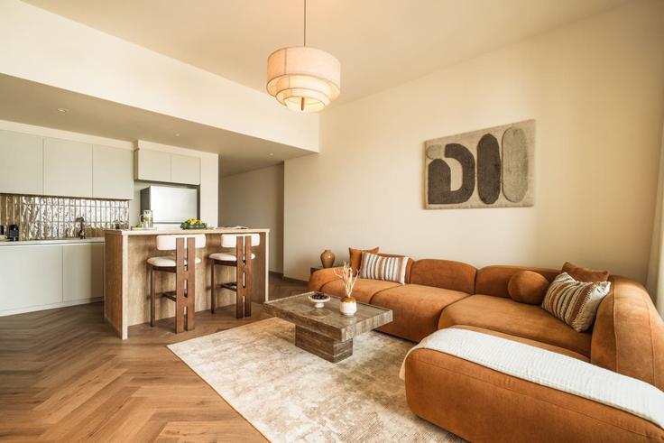 Elegant gestaltetes Wohnzimmer mit moderner Einrichtung in einer Wohnung im Building Tariaq Bedon Esm - seraya-stays - 1499437 in Zaa'beel Second, Dubai