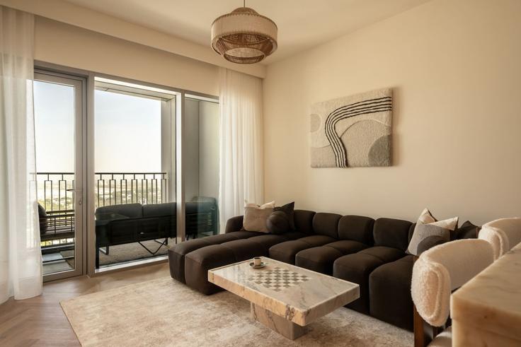 Salle de séjour élégante avec mobilier moderne dans un appartement à Building Tariaq Bedon Esm - seraya-stays - 1499438 à Za'abeel, Dubai