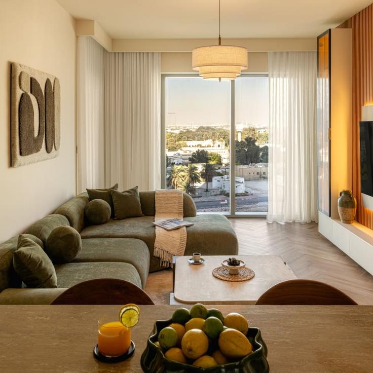 Sala de estar elegantemente projetada com móveis modernos em um apartamento no Building Tariaq Bedon Esm - seraya-stays - 1499439 em Za'abeel, Dubai