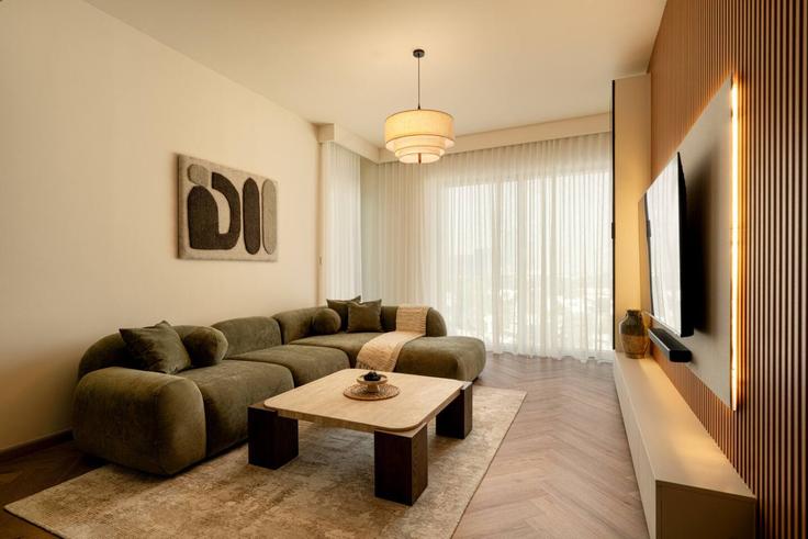 Salle de séjour élégante avec mobilier moderne dans un appartement à Building Tariaq Bedon Esm - seraya-stays - 1499439 à Za'abeel, Dubai