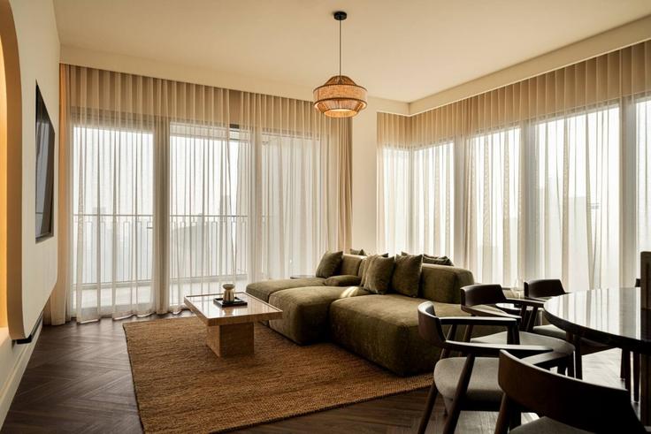 Elegant gestaltetes Wohnzimmer mit moderner Einrichtung in einer Wohnung im Building Tariaq Bedon Esm - seraya-stays - 1647112 in Za'abeel, Dubai Elegant gestaltetes Wohnzimmer mit moderner Einrichtung in einer Wohnung im Building Tariaq Bedon Esm - seraya-stays - 1647112 in Za'abeel, Dubai
