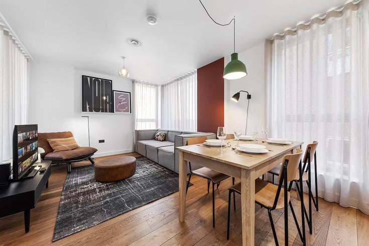 Building Edwards Mews - sercasa-ltd - 1287040 adresindeki bir dairede modern mobilyalarla zarif bir şekilde tasarlanmış oturma odası London Borough of Camden, London