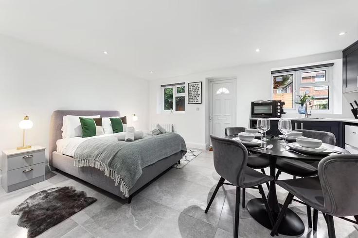 Elegante sala de estar con mobiliario moderno en un apartamento en Building High Road - sercasa-ltd - 1287032 en London Borough of Barnet, London Elegante sala de estar con mobiliario moderno en un apartamento en Building High Road - sercasa-ltd - 1287032 en London Borough of Barnet, London