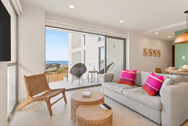 Building W47Q+3C - serena-properties-cabo - 1499090 adresindeki bir dairede modern mobilyalarla zarif bir şekilde tasarlanmış oturma odası Cabo San Lucas, Cabo San Lucas