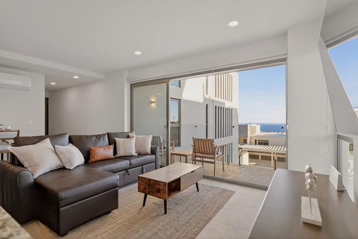 Building KM 6.6. Carretera Transpeninsular - serena-properties-cabo - 1499091 adresindeki bir dairede modern mobilyalarla zarif bir şekilde tasarlanmış oturma odası Cabo San Lucas, Cabo San Lucas