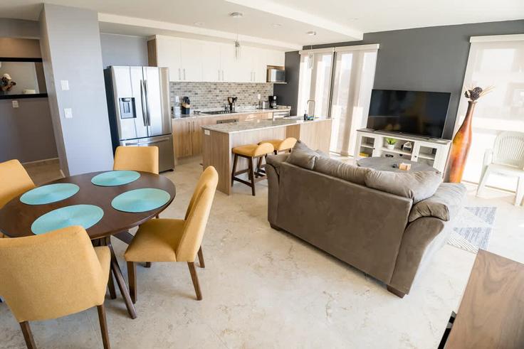 Building KM 6.6. Carretera Transpeninsular - serena-properties-cabo - 1499092 adresindeki bir dairede modern mobilyalarla zarif bir şekilde tasarlanmış oturma odası Cabo San Lucas, Cabo San Lucas
