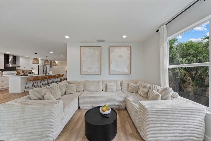 Elegant gestaltetes Wohnzimmer mit moderner Einrichtung in einer Wohnung im Building North Bay Boulevard - serendipity-anna-maria - 1635263 in Anna Maria, Anna Maria