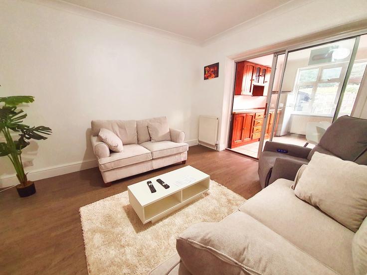 Salle de séjour élégante avec mobilier moderne dans un appartement à Building Merriman Road - serenest-properties-ltd - 1649351 à Royal Borough of Greenwich, London Salle de séjour élégante avec mobilier moderne dans un appartement à Building Merriman Road - serenest-properties-ltd - 1649351 à Royal Borough of Greenwich, London