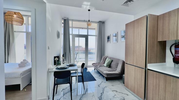 Elegant gestaltetes Wohnzimmer mit moderner Einrichtung in einer Wohnung im Building Al Ibda' St - serenity-sands-holiday-homes - 1375907 in Masdar City, Abu Dhabi Elegant gestaltetes Wohnzimmer mit moderner Einrichtung in einer Wohnung im Building Al Ibda' St - serenity-sands-holiday-homes - 1375907 in Masdar City, Abu Dhabi