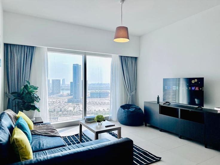 Salle de séjour élégante avec mobilier moderne dans un appartement à Building Tariaq Bedon Esm - serenity-sands-holiday-homes - 1375913 à Al Reem Island, Abu Dhabi