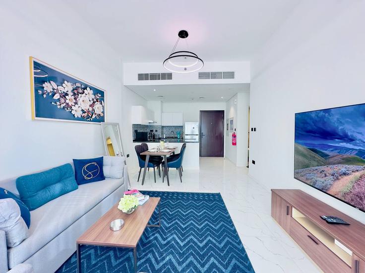 Salle de séjour élégante avec mobilier moderne dans un appartement à Building Al Madkhal Street - serenity-sands-holiday-homes - 1375914 à Masdar City, Abu Dhabi