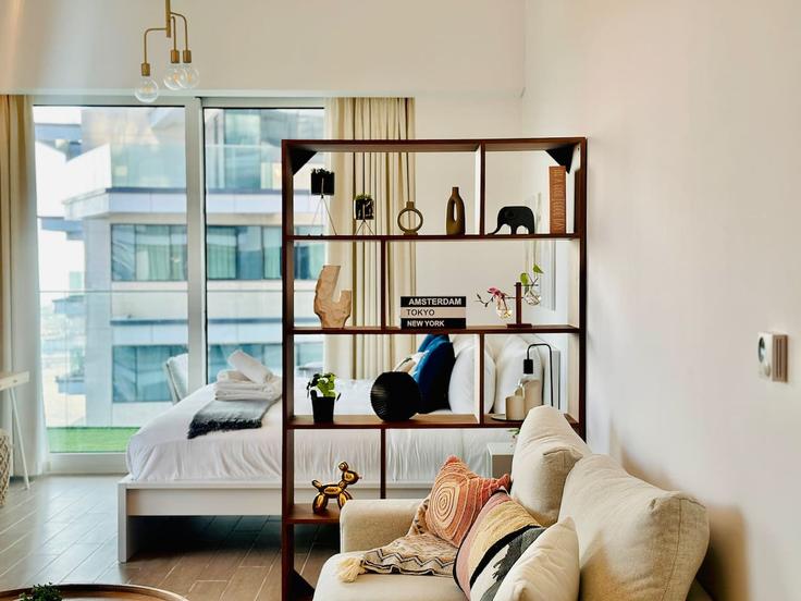 Sala de estar elegantemente projetada com móveis modernos em um apartamento no Building Al Ihtiraf Street - serenity-sands-holiday-homes - 1375916 em Yas Island, Abu Dhabi