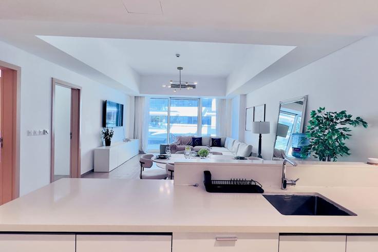 Salle de séjour élégante avec mobilier moderne dans un appartement à Building Al Ihtiraf Street - serenity-sands-holiday-homes - 1375920 à Yas Island, Abu Dhabi