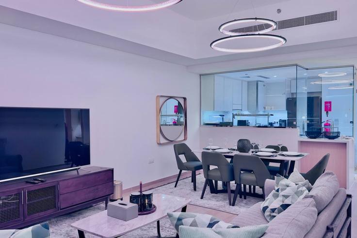 Abu Dhabi Yas IslandのBuilding Al Ihtiraf Street - serenity-sands-holiday-homes - 1375921のアパートメントにある、モダンな家具を備えたエレガントなデザインのリビングルーム